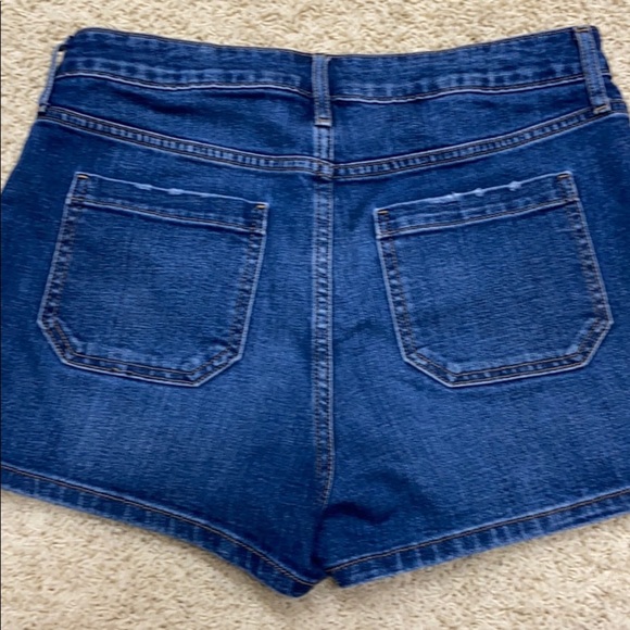 Old Navy Patch Pocket Denim Mid Rise Shorts Medium Wash Slight Distressed Size 8 - Picture 4 of 14